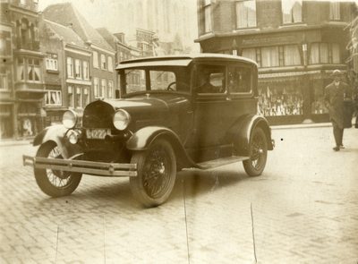 809824 Afbeelding van een personenauto (Ford?) op de Stadhuisbrug te Utrecht.
